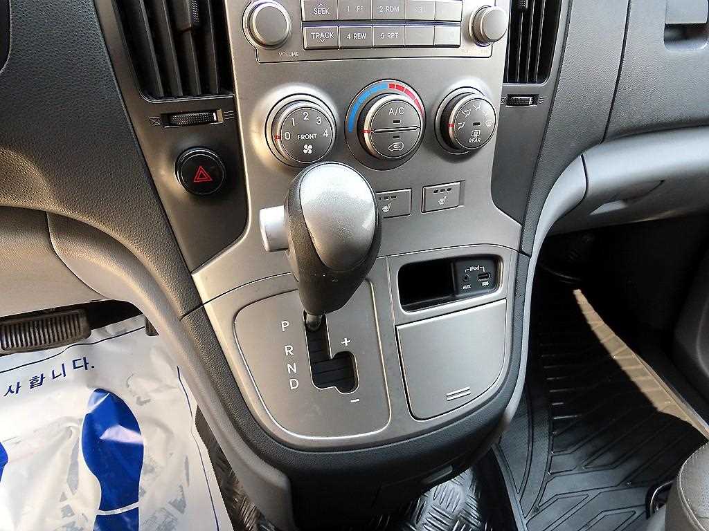 HYUNDAI Starex - Vista 10