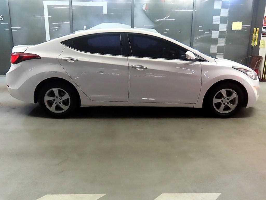 HYUNDAI Avante - Vista 3