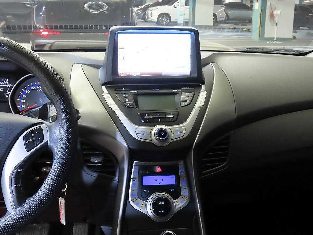 HYUNDAI Avante - Vista 11