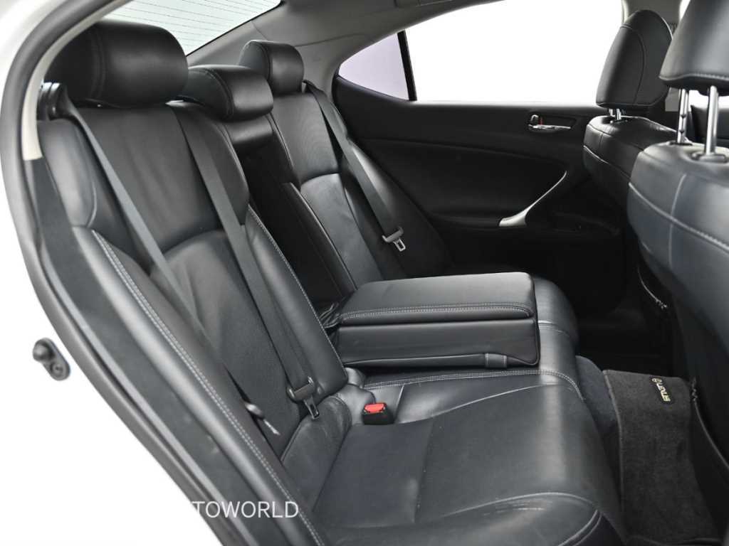 Lexus IS - Vista 12