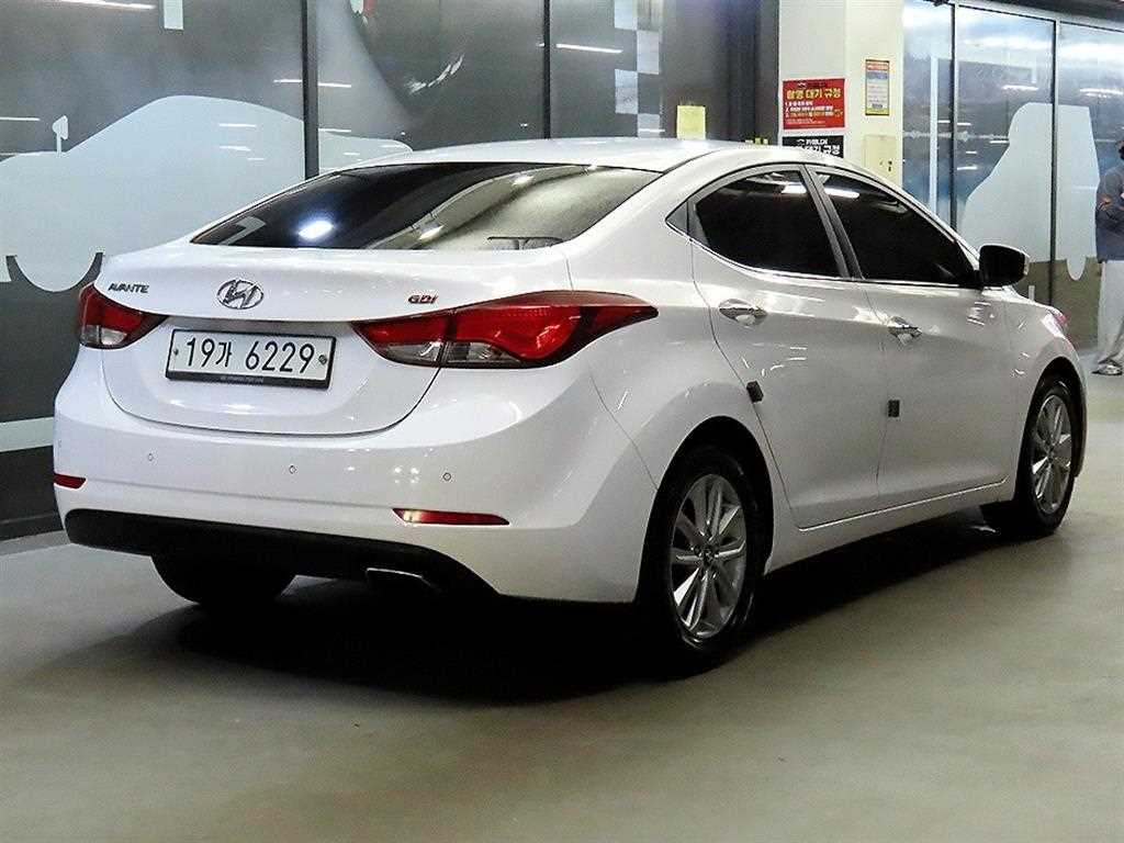 HYUNDAI Avante - Vista 4