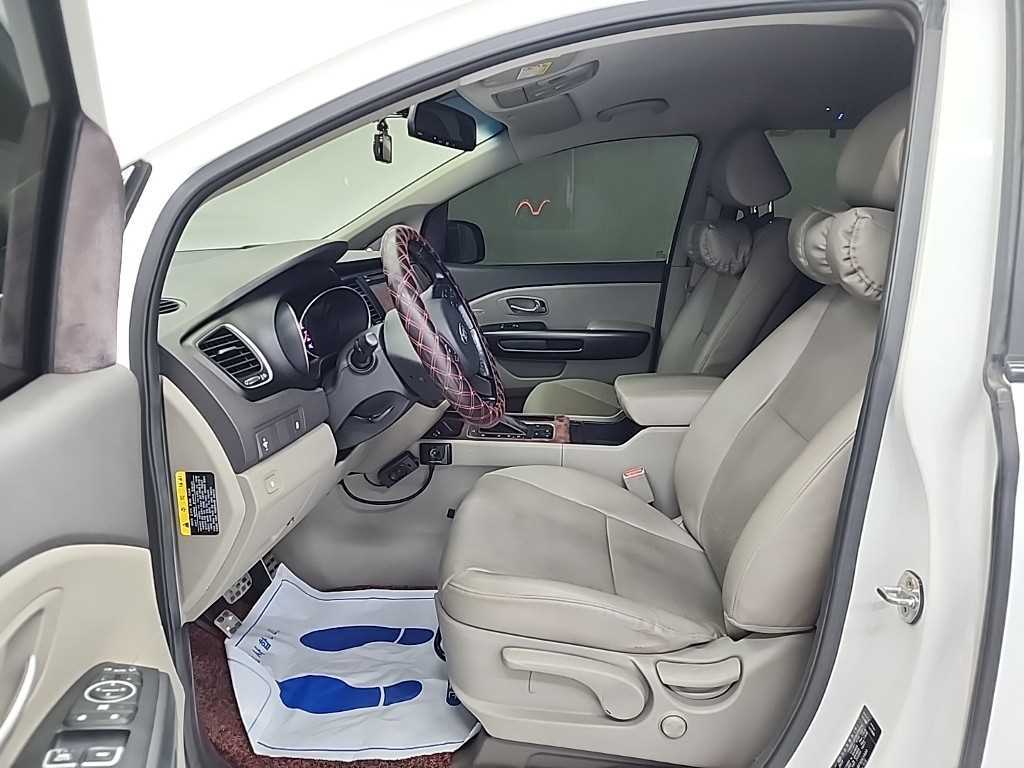 KIA Carnival - Vista 11
