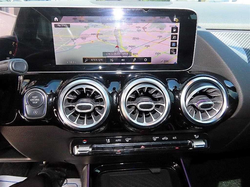 Mercedes Benz GLA Class - Vista 12