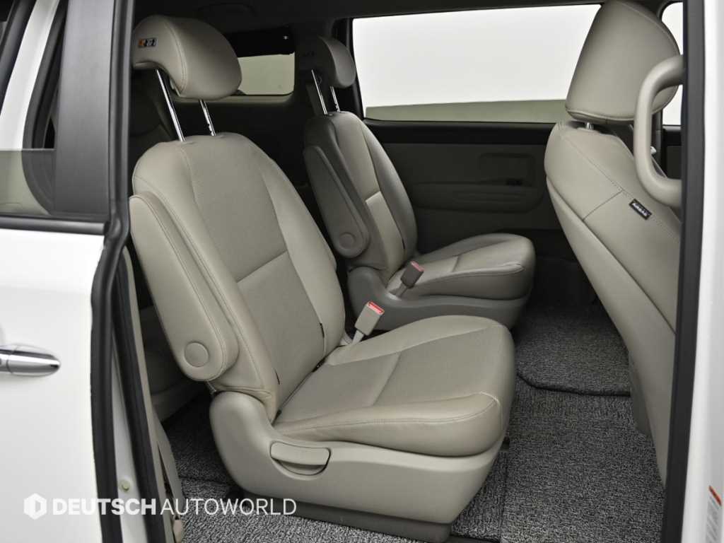 KIA Carnival - Vista 12