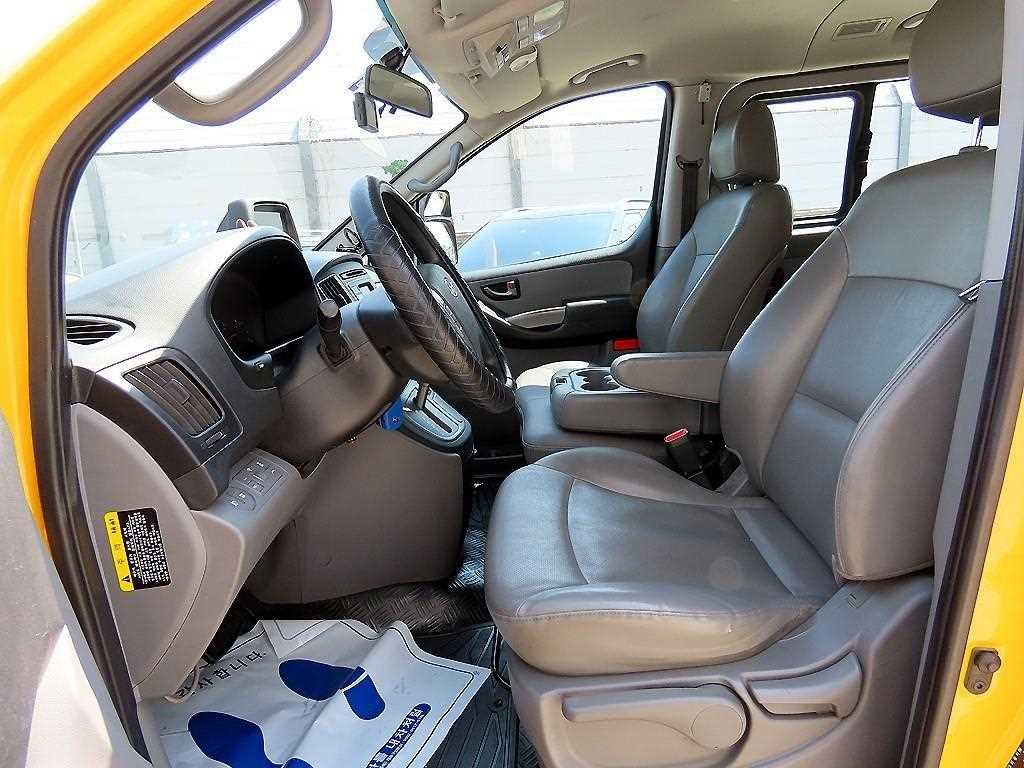 HYUNDAI Starex - Vista 5