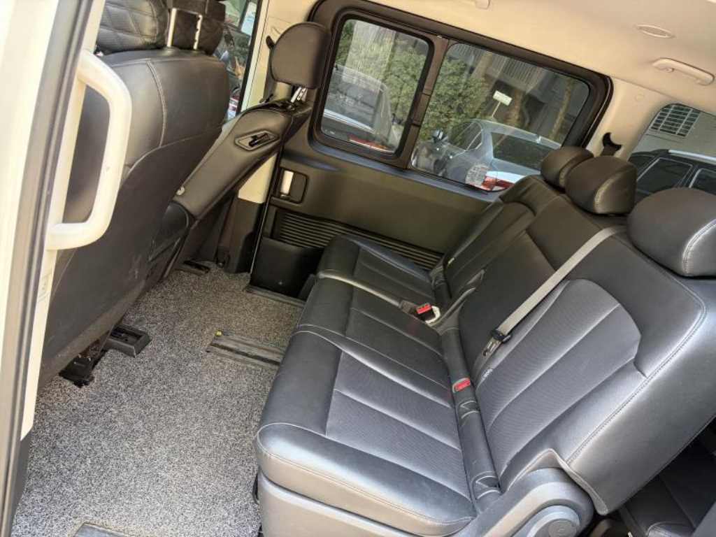 HYUNDAI Staria - Vista 10