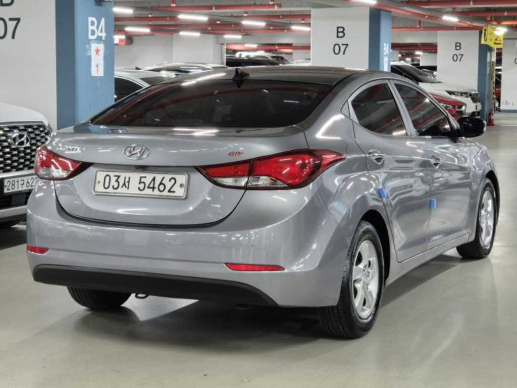 HYUNDAI Avante - Vista 3