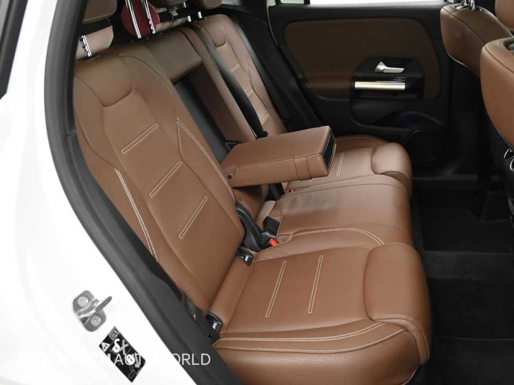 Mercedes Benz GLA Class - Vista 12