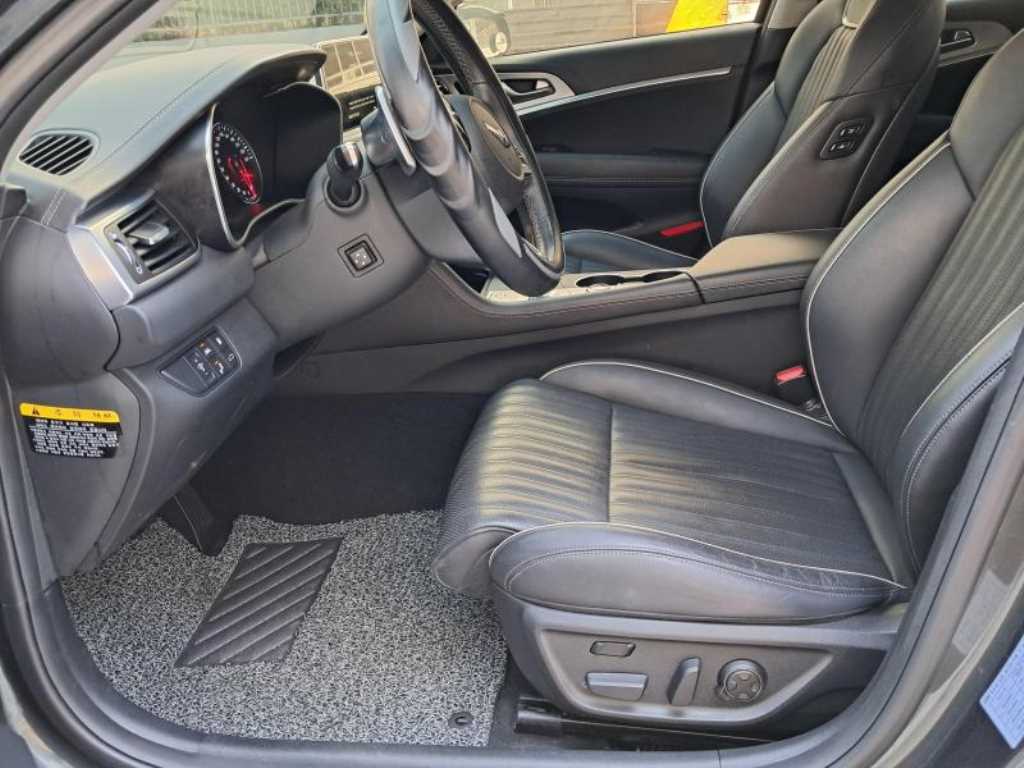 Genesis G70 - Vista 6