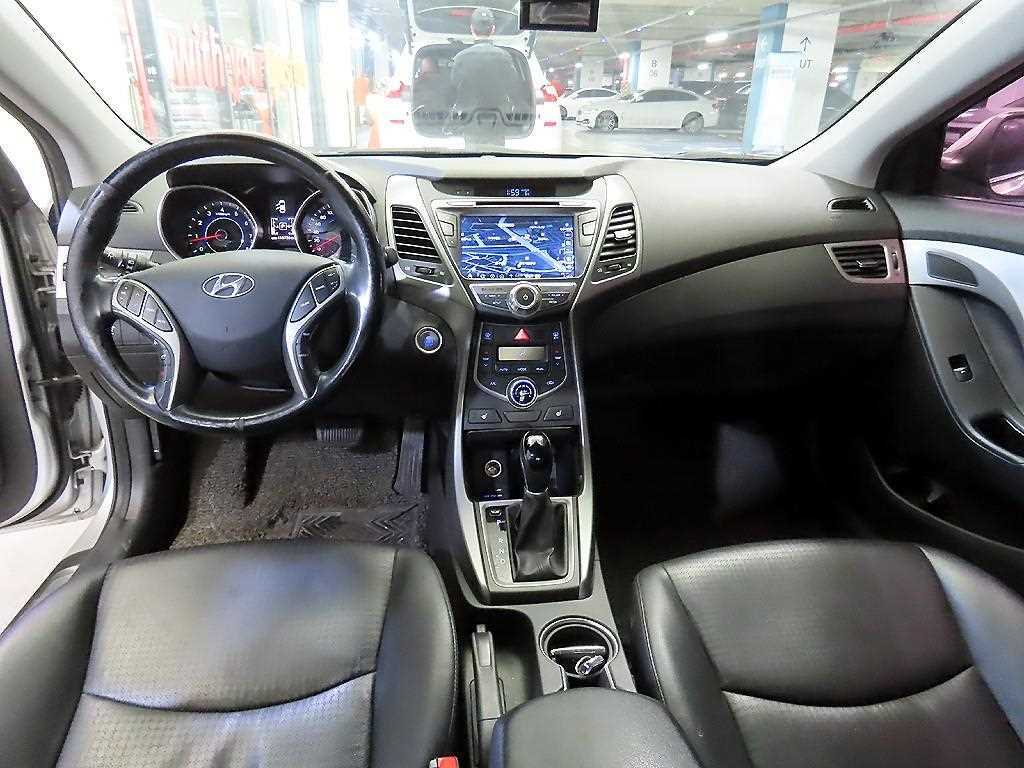HYUNDAI Avante - Vista 10