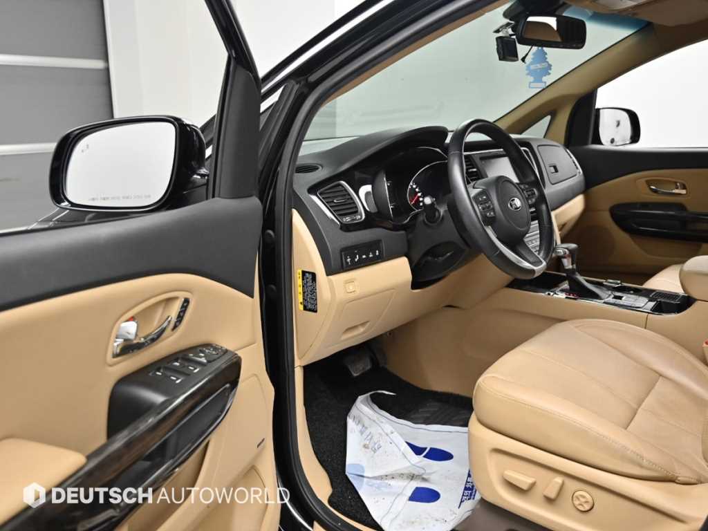 KIA Carnival - Vista 11