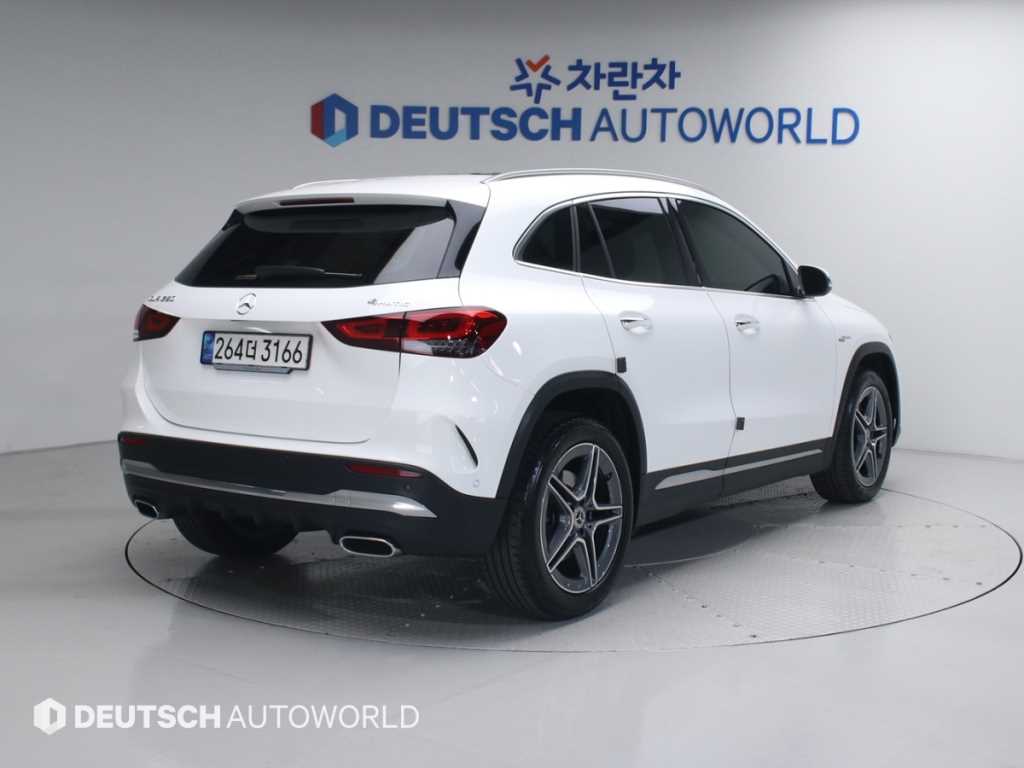 Mercedes Benz GLA Class - Vista 2
