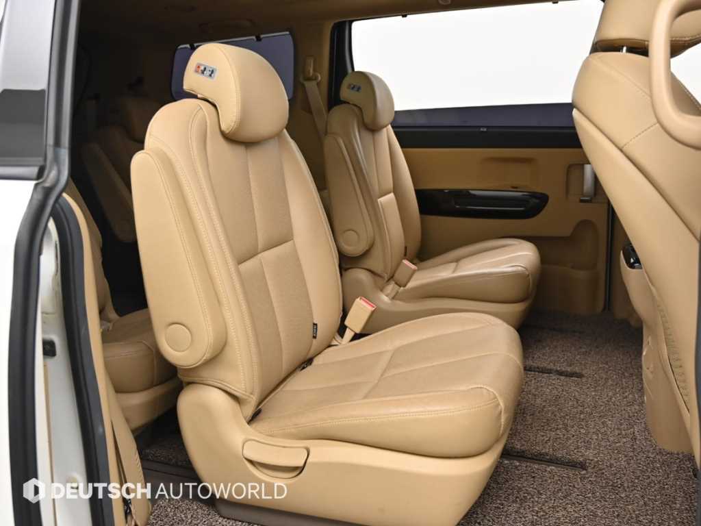 KIA Carnival - Vista 12
