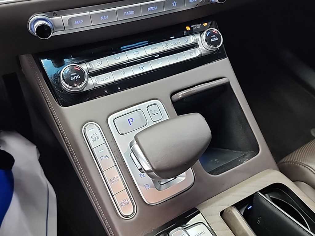 Genesis G90 - Vista 8