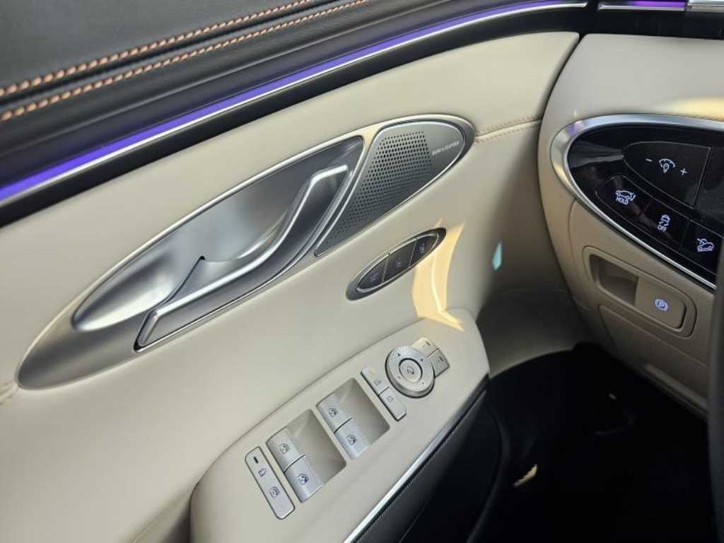 Genesis GV70 - Vista 8