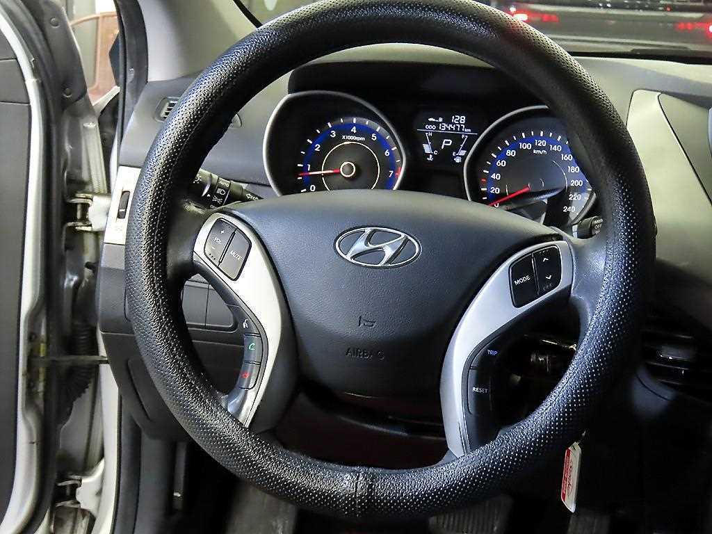 HYUNDAI Avante - Vista 8