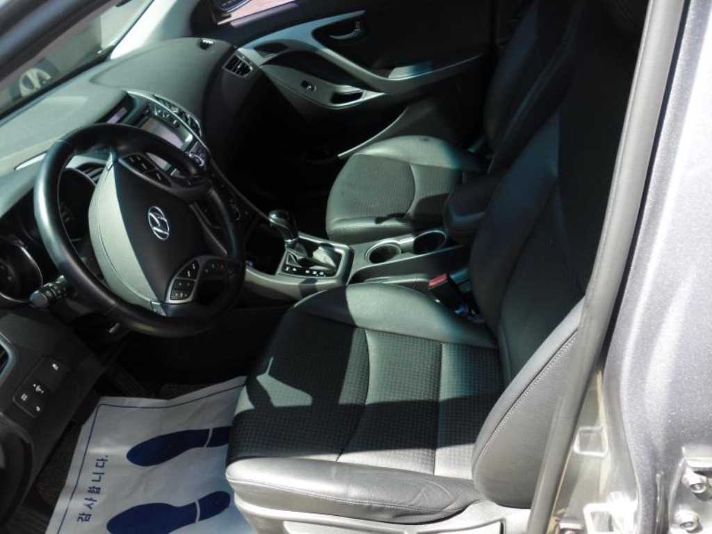 HYUNDAI Avante - Vista 9