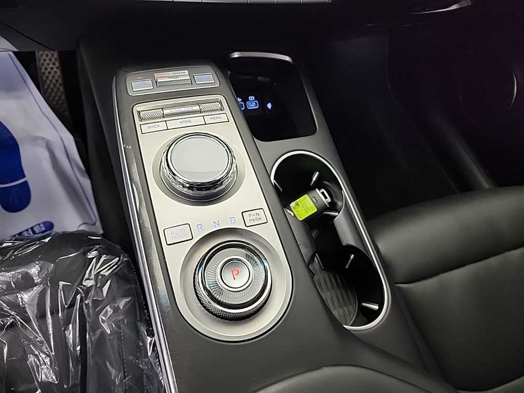 Genesis GV70 - Vista 8