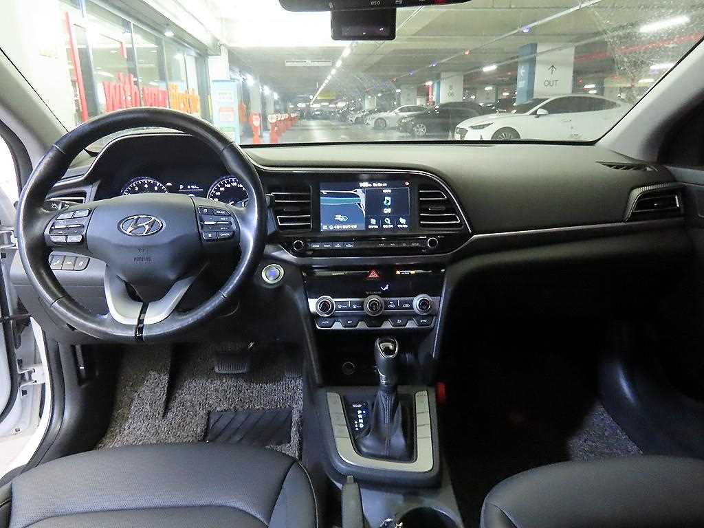 HYUNDAI Avante - Vista 10