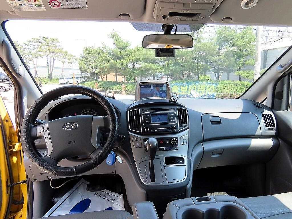 HYUNDAI Starex - Vista 8