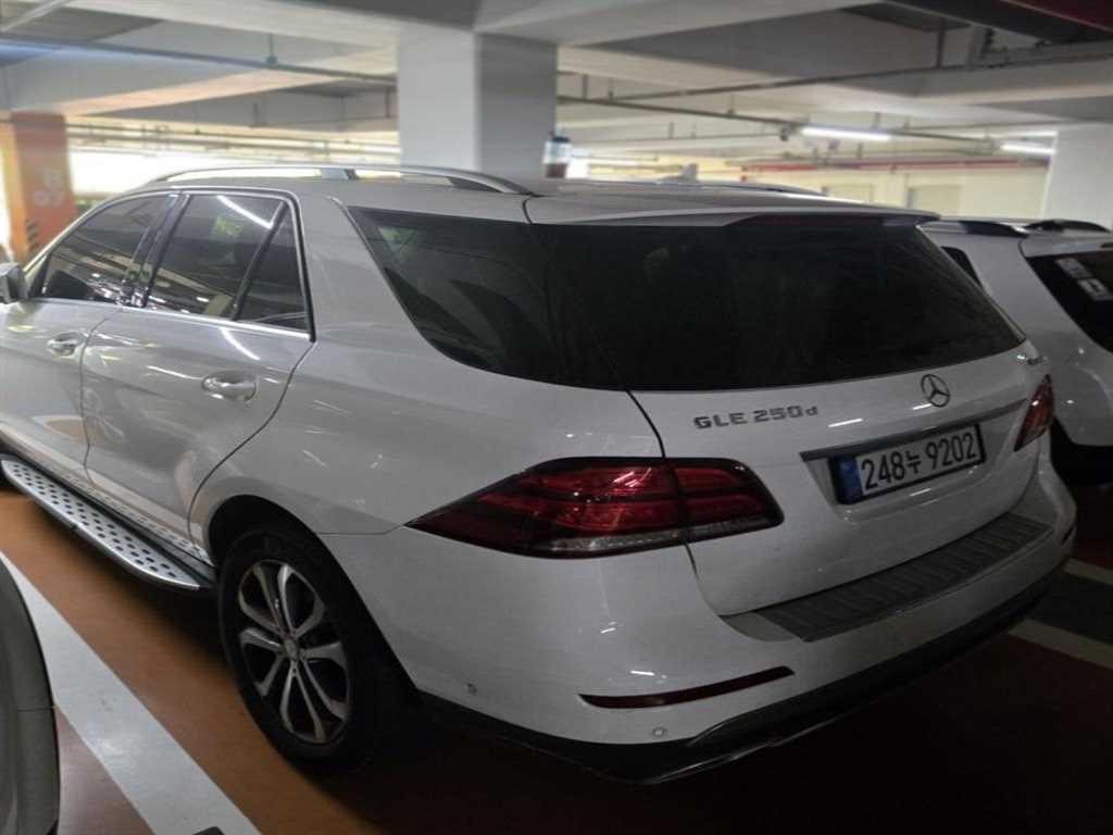 Mercedes Benz GLE Class - Vista 2
