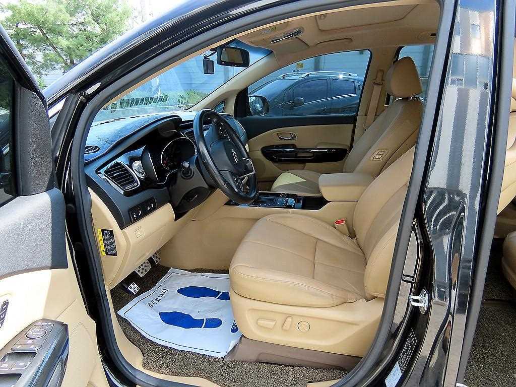 KIA Carnival - Vista 5