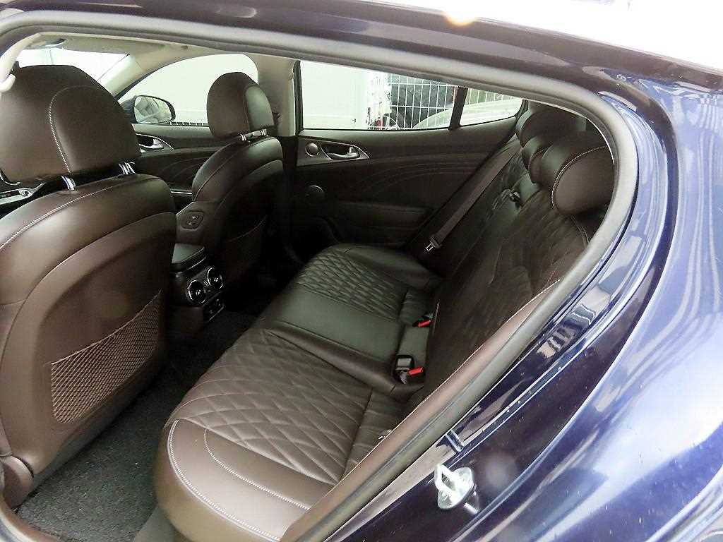 KIA Stinger - Vista 6