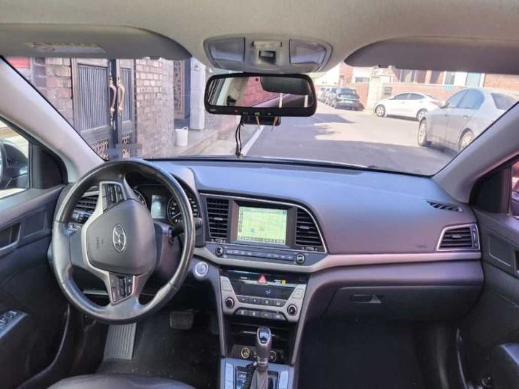 HYUNDAI Avante - Vista 4