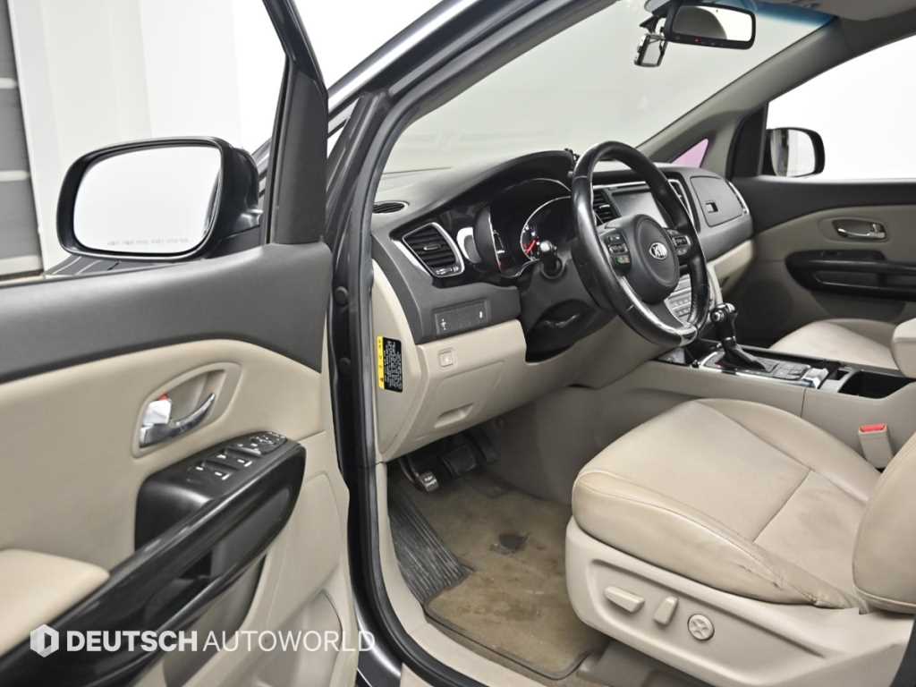 KIA Carnival - Vista 11