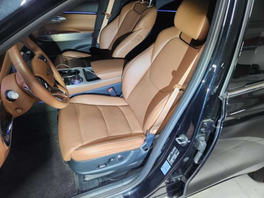 Genesis GV70 - Vista 5