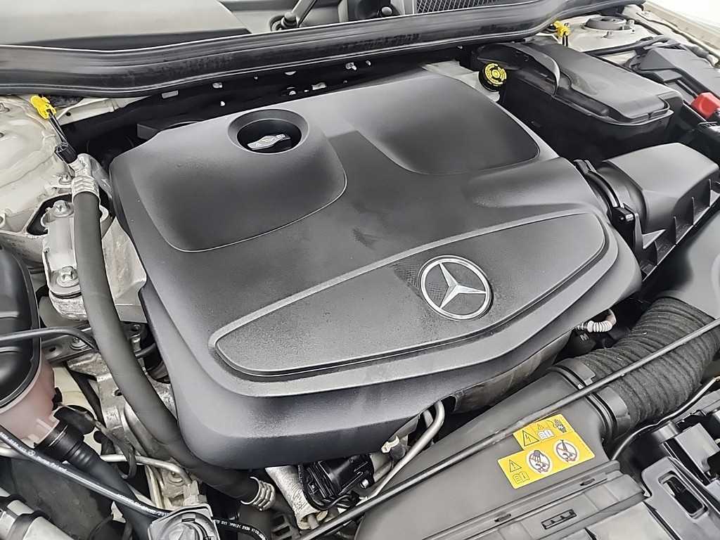 Mercedes Benz GLA Class - Vista 5