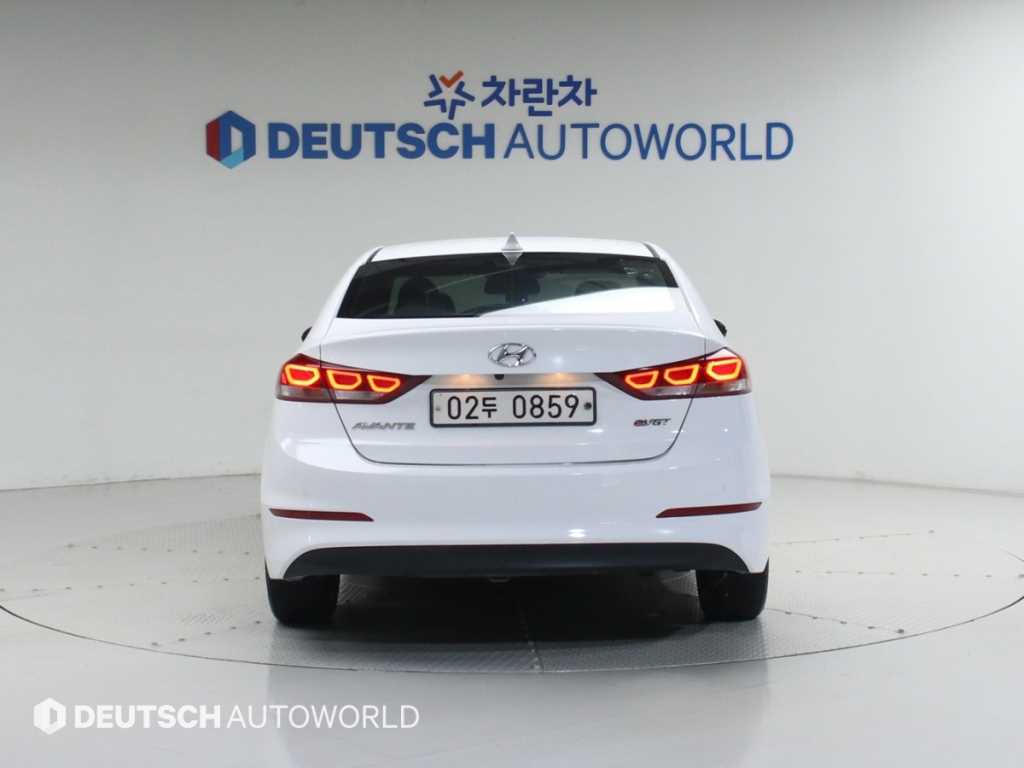 HYUNDAI Avante - Vista 4