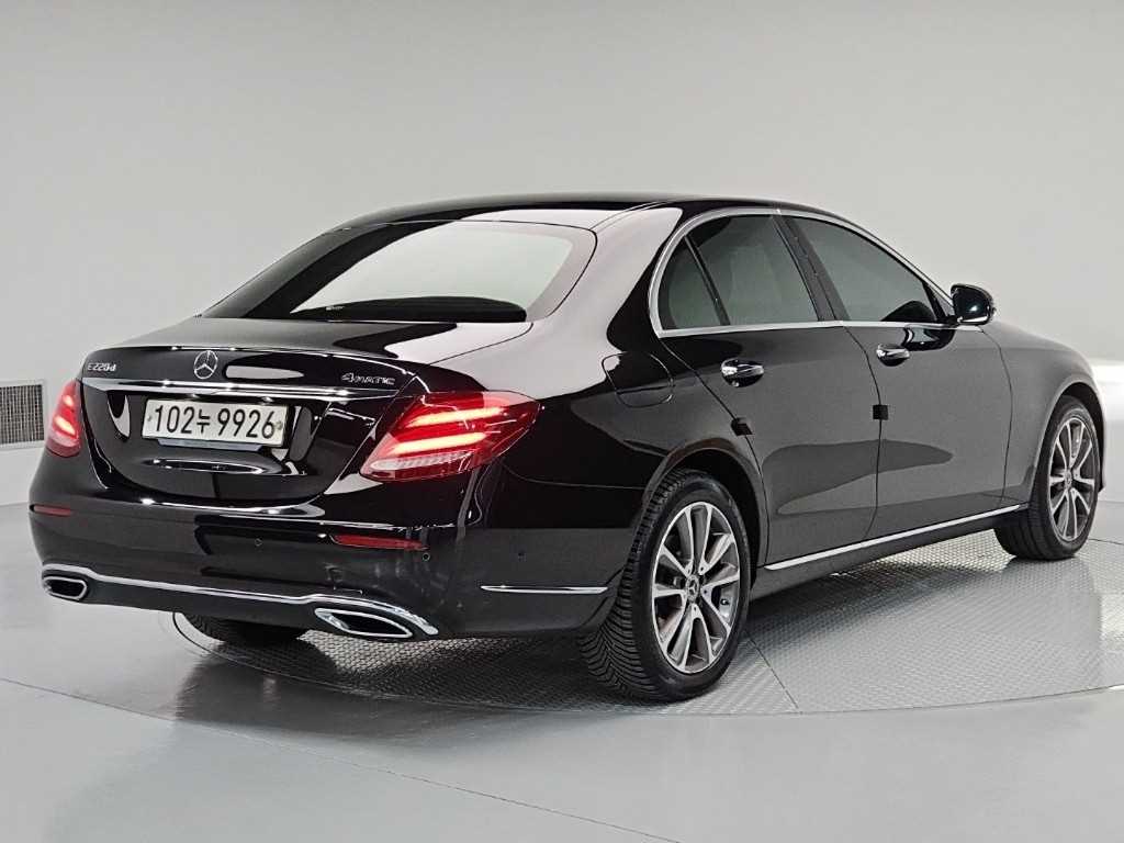 Mercedes Benz E class - Vista 4