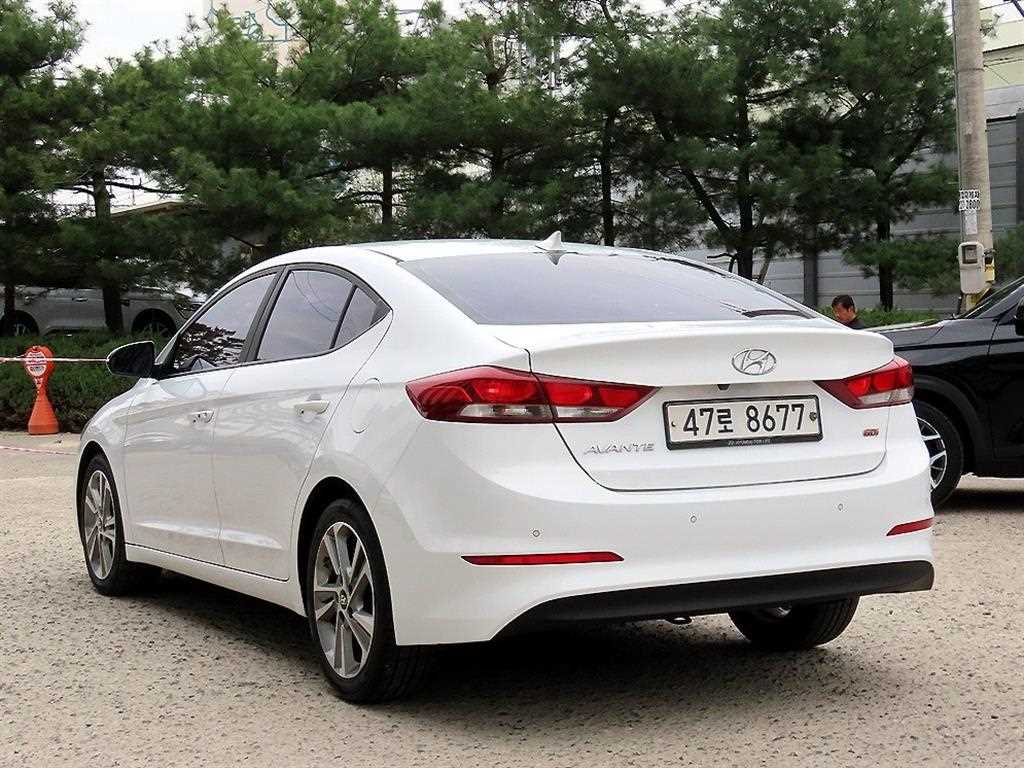 HYUNDAI Avante - Vista 3