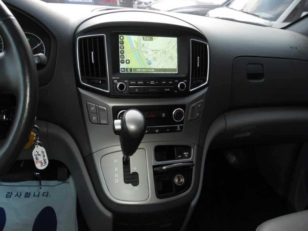 HYUNDAI Starex - Vista 5