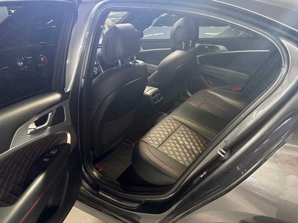 Genesis G70 - Vista 6