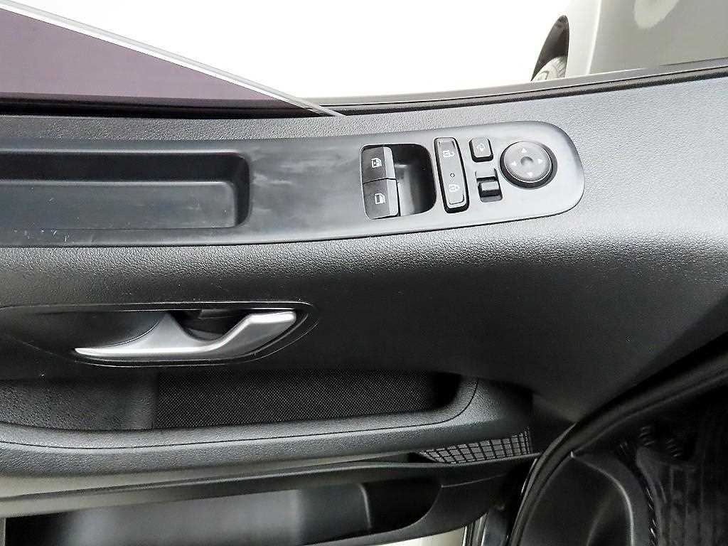 HYUNDAI Staria - Vista 11