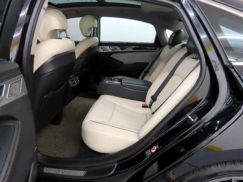HYUNDAI Genesis - Vista 6
