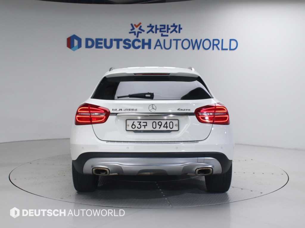 Mercedes Benz GLA Class - Vista 4