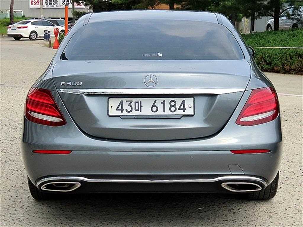 Mercedes Benz E class - Vista 4
