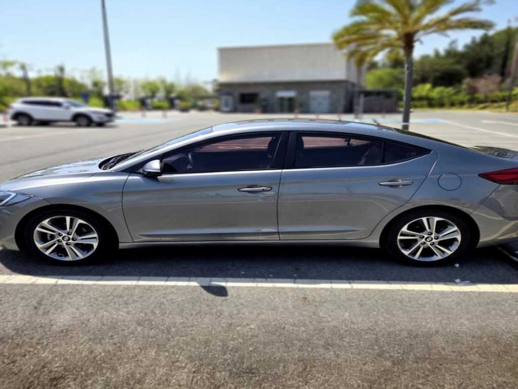 HYUNDAI Avante - Vista 2