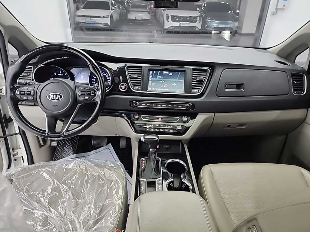 KIA Carnival - Vista 7