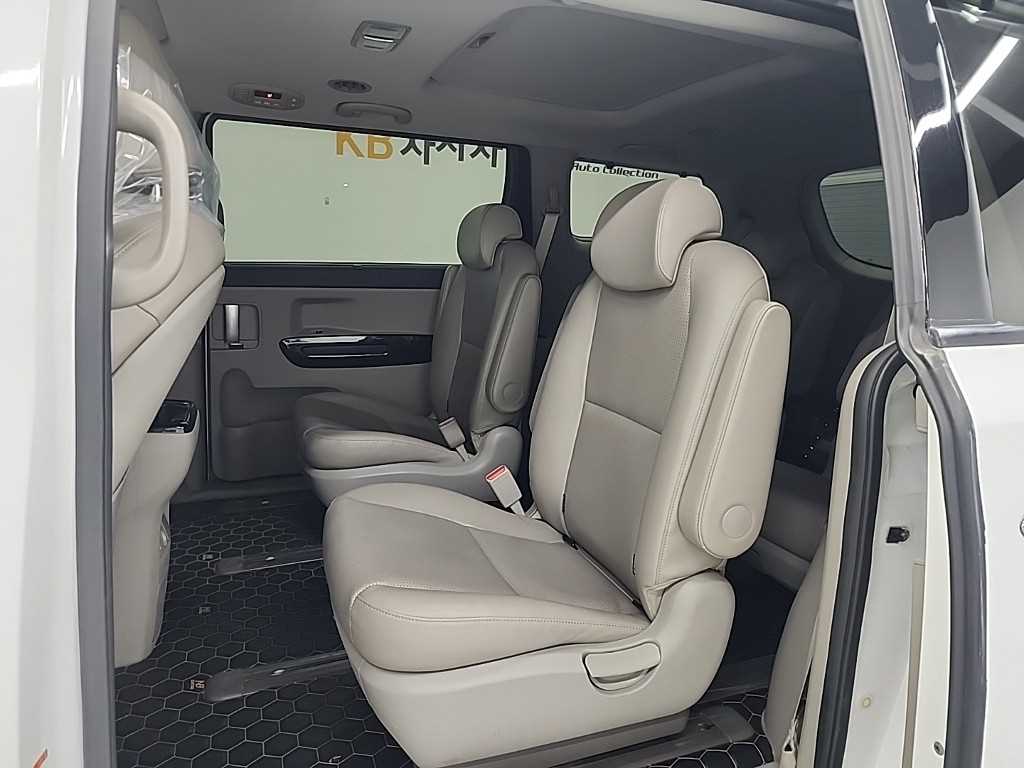KIA Carnival - Vista 12