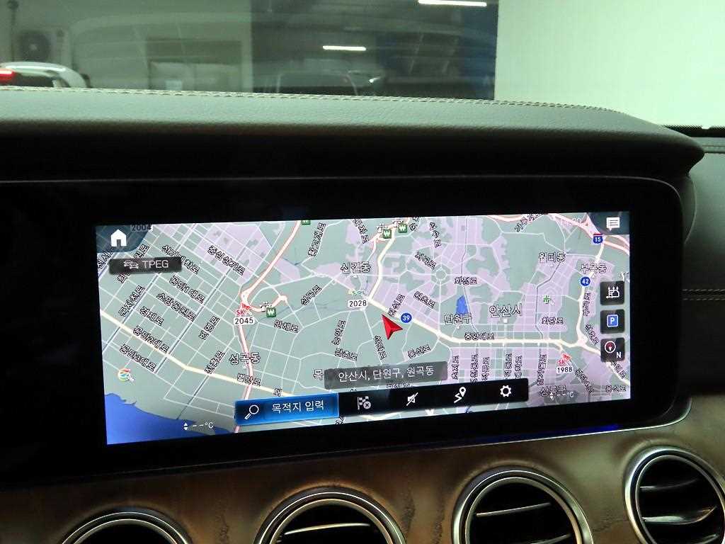 Mercedes Benz E class - Vista 8