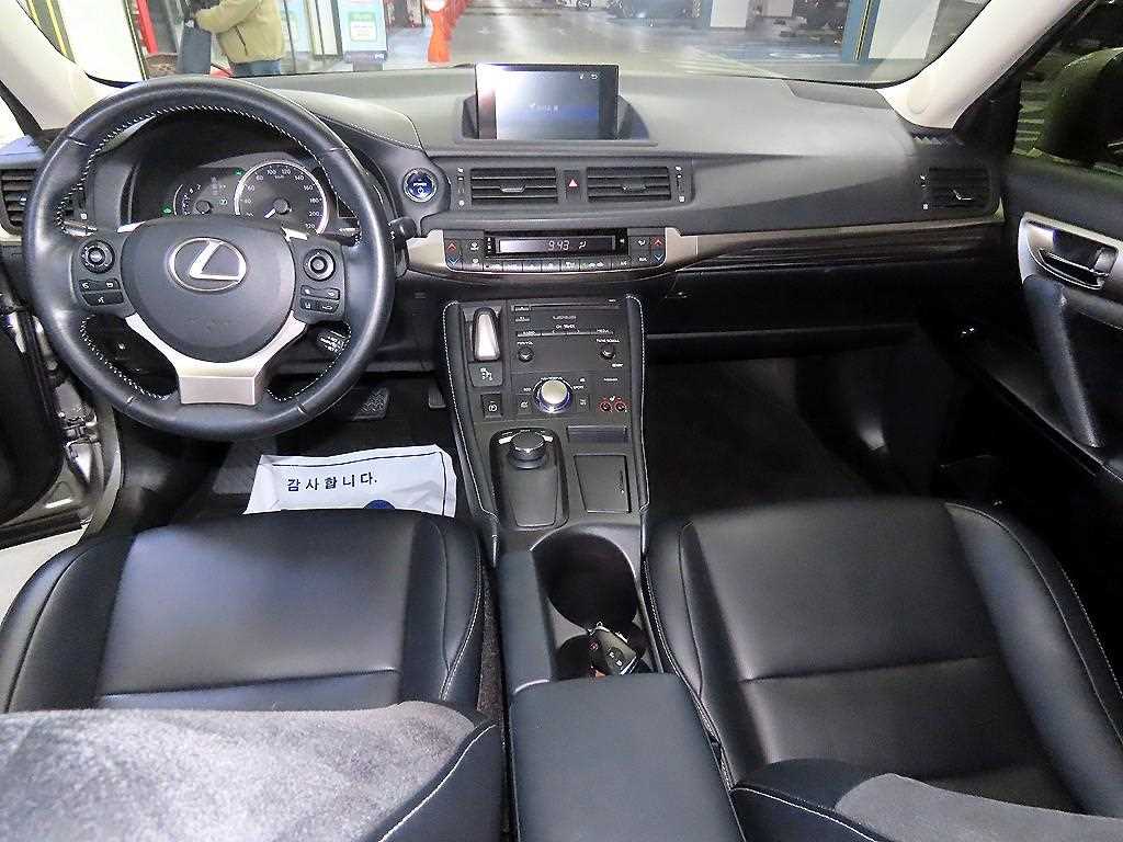 Lexus CT - Vista 10