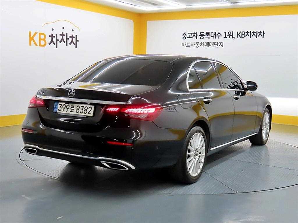 Mercedes Benz E class - Vista 4