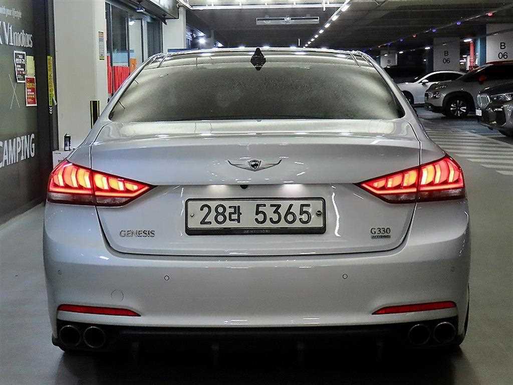 HYUNDAI Genesis - Vista 5