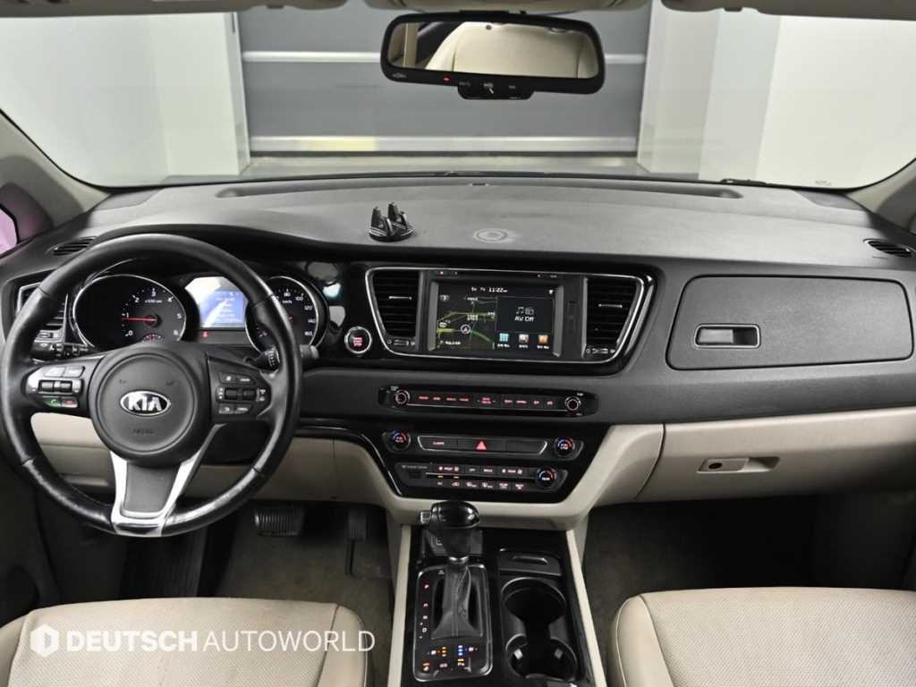 KIA Carnival - Vista 8