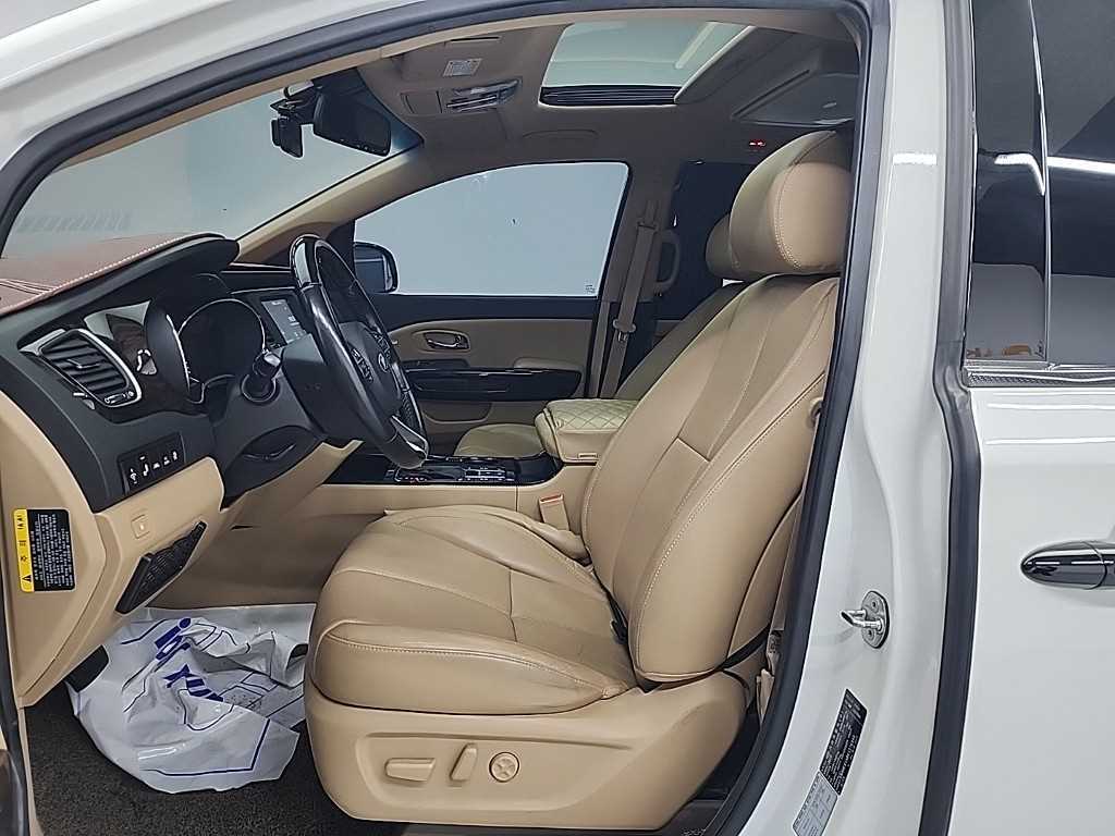 KIA Carnival - Vista 11