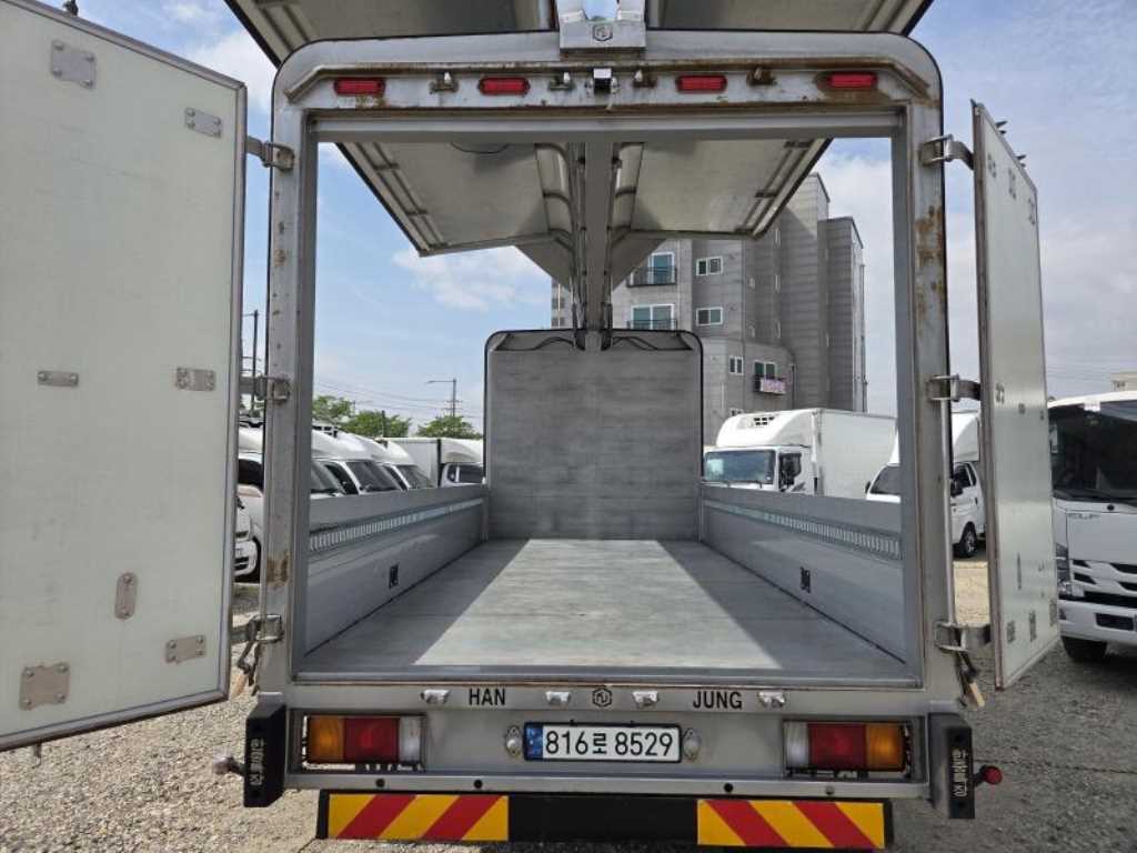 medium and large cargo truck - Vista 11